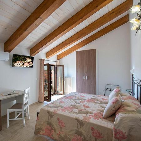 Il Ritrovo Degli Dei Bed & Breakfast อาเจโรลา ภายนอก รูปภาพ