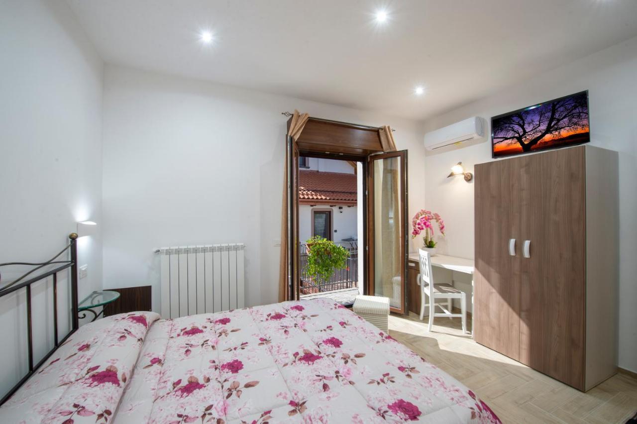 Il Ritrovo Degli Dei Bed & Breakfast อาเจโรลา ภายนอก รูปภาพ